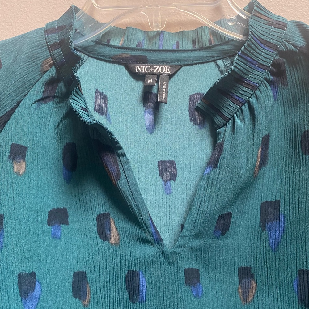 Nic + Zoe Green Long Sleeve Ruffle Split V-Neckline Pullover Blouse Size M